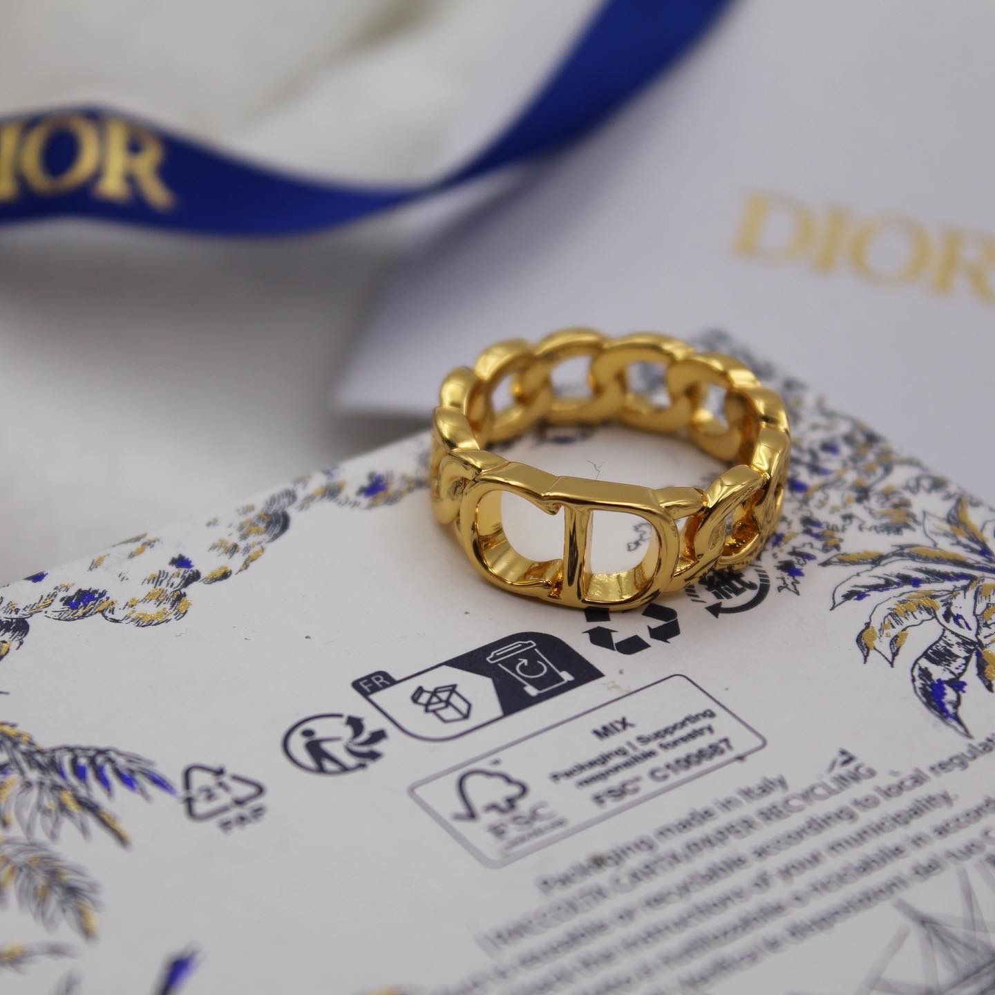Rose Céleste Ring Yellow Gold, Diamonds and Mother-of-Pearl | DIOR US